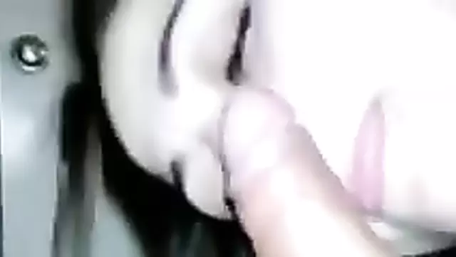 Симпатичная узбечка сосет пенис