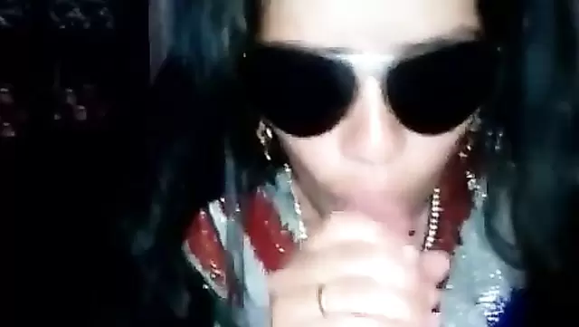 Узбечка в очках жадно сосет другу