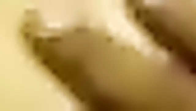 Узбечка с волосатой киской трахается на спине