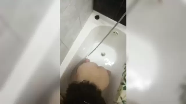 Узбечка сосет в ванне член любовника